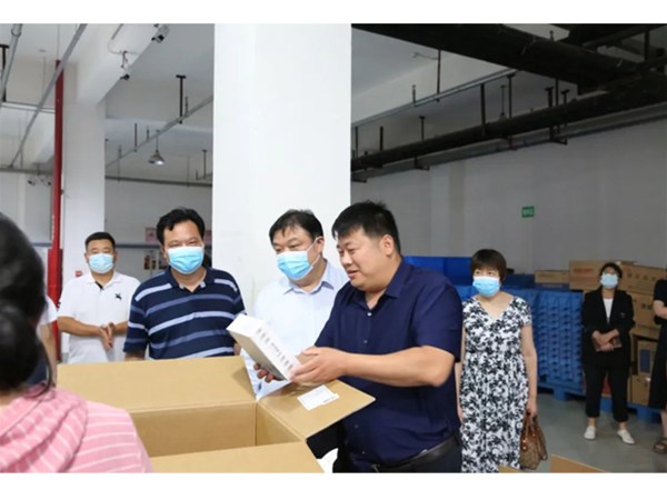 南陽市市場監(jiān)督管理局局長曲巖領導一行蒞臨我公司檢查督導新冠病毒檢測試劑質量安全監(jiān)管工作